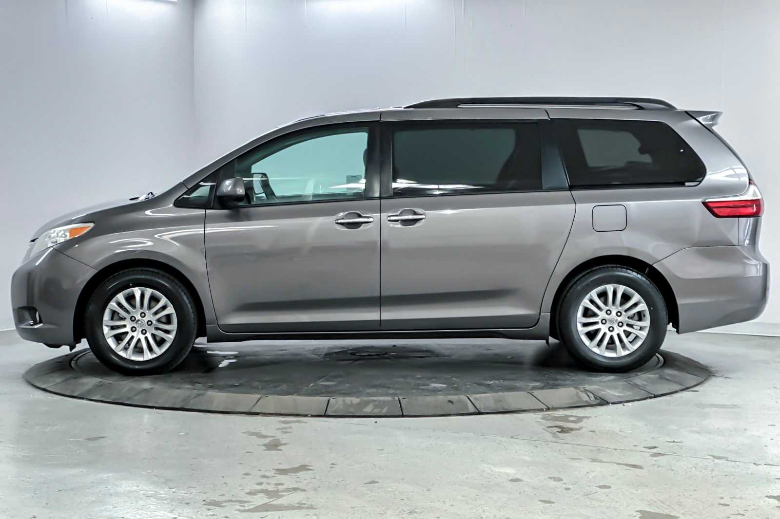 Thumbnail: 2017 Toyota Sienna - 5