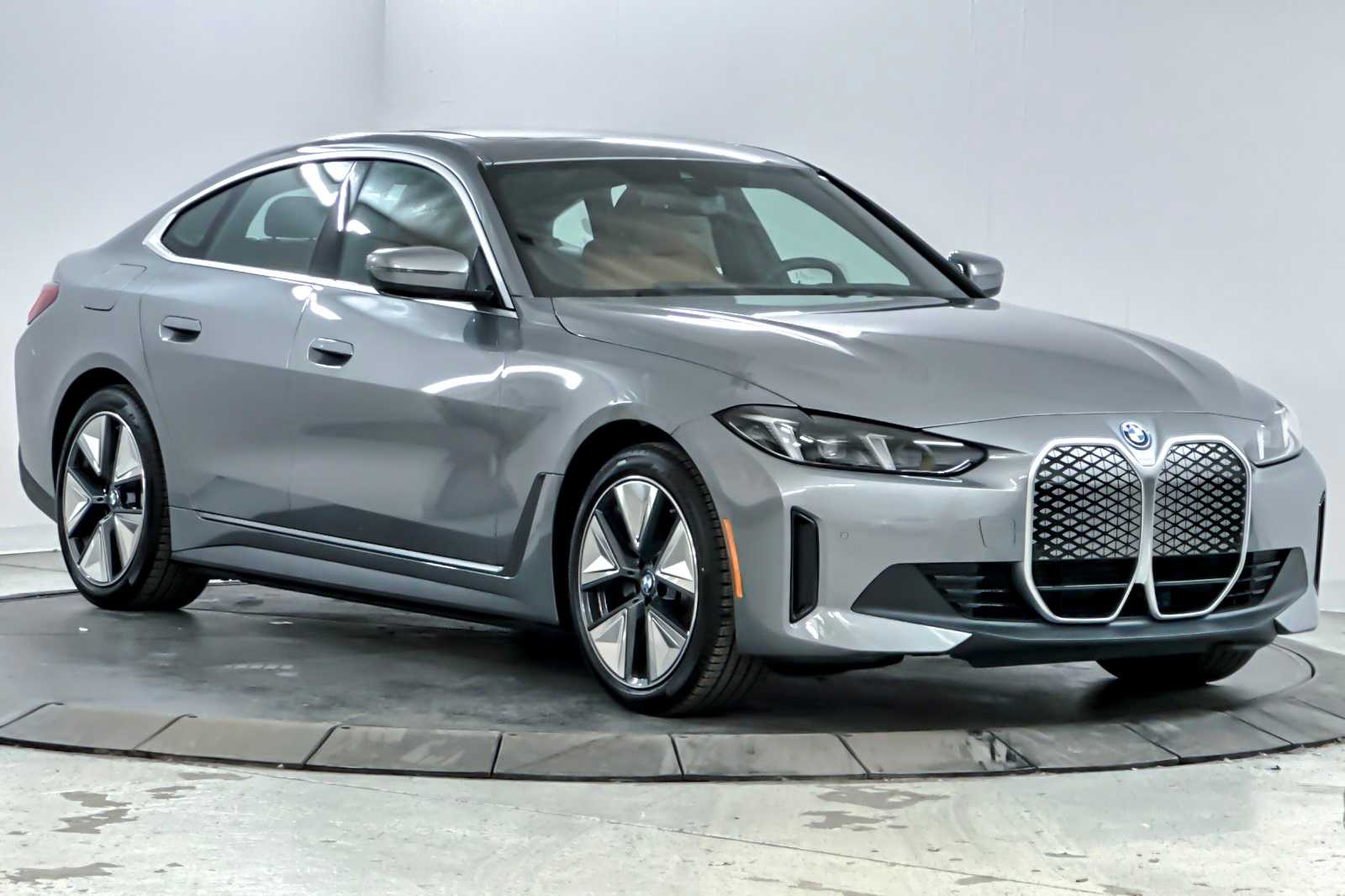 Thumbnail: 2025 BMW i4 - 9