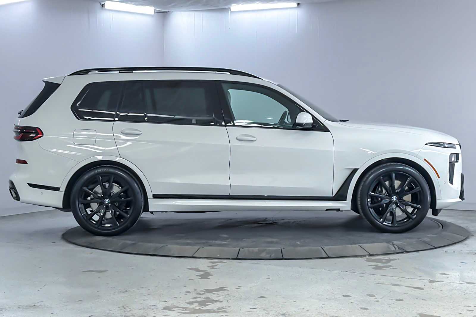 Thumbnail: 2026 BMW X7 - 8