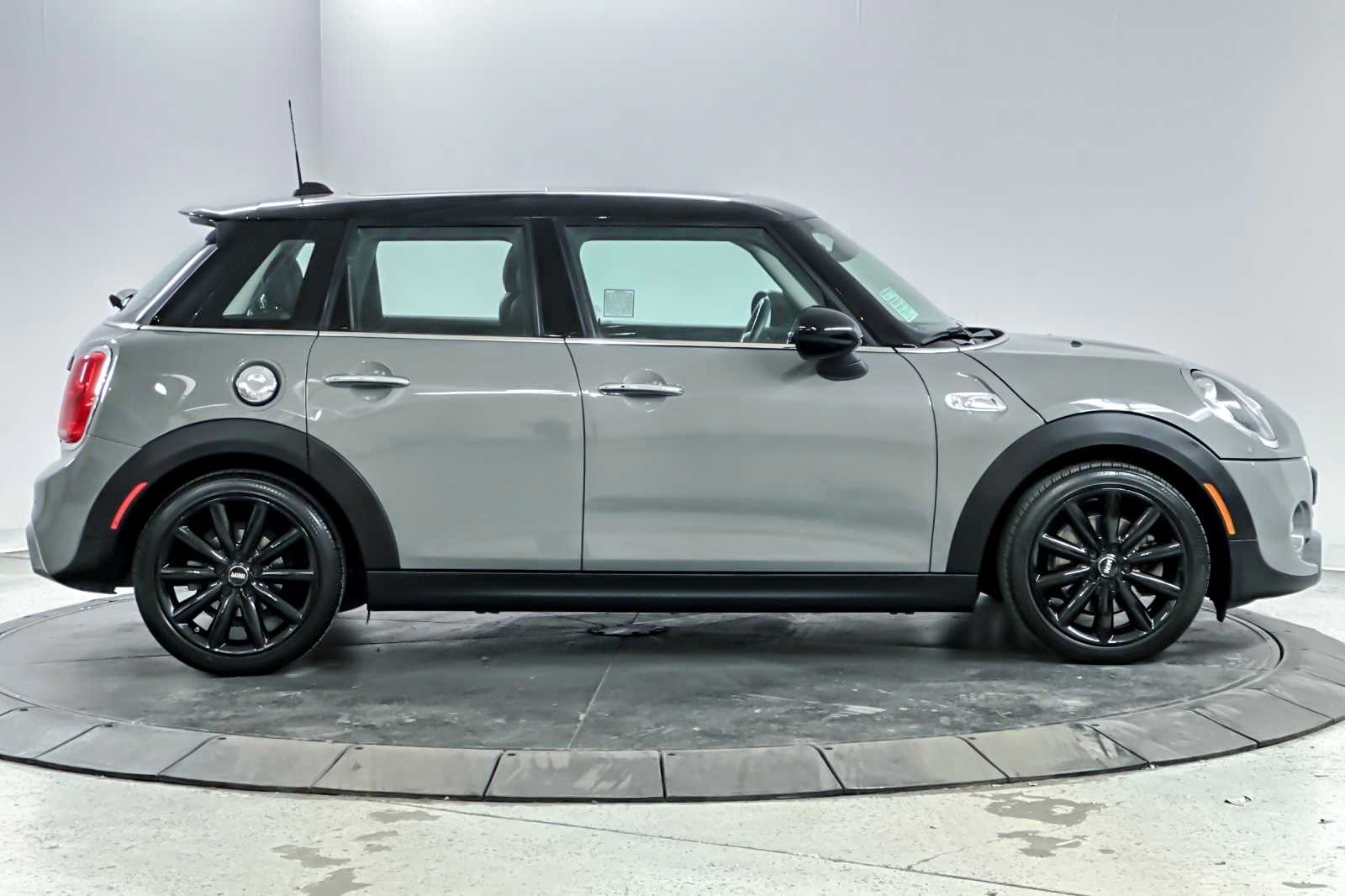 Thumbnail: 2017 MINI Cooper Hardtop - 8