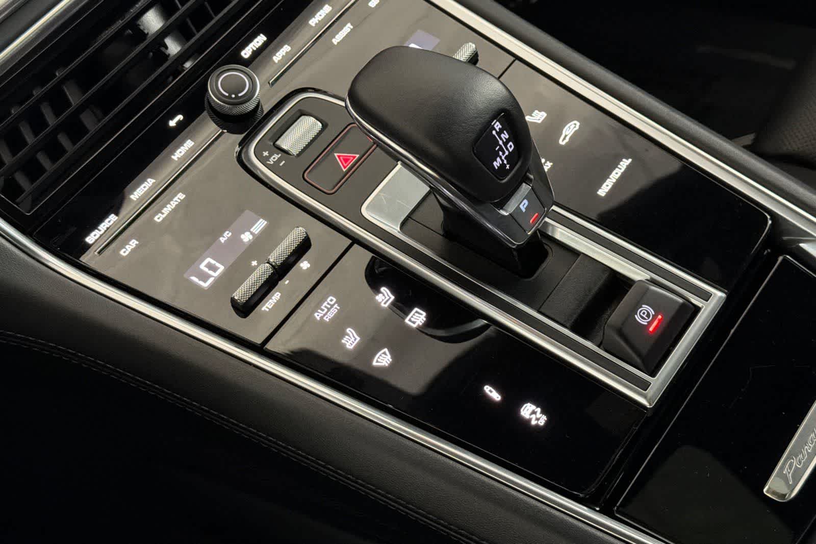 Thumbnail: 2022 Porsche Panamera - 21