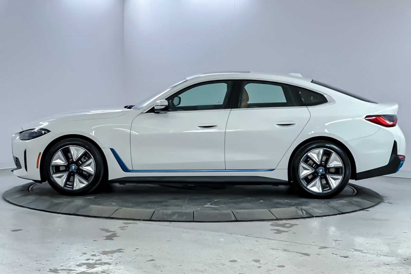Thumbnail: 2022 BMW i4 - 5