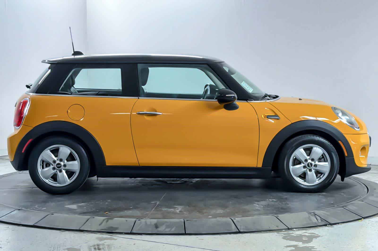 Thumbnail: 2016 MINI Cooper Hardtop - 8