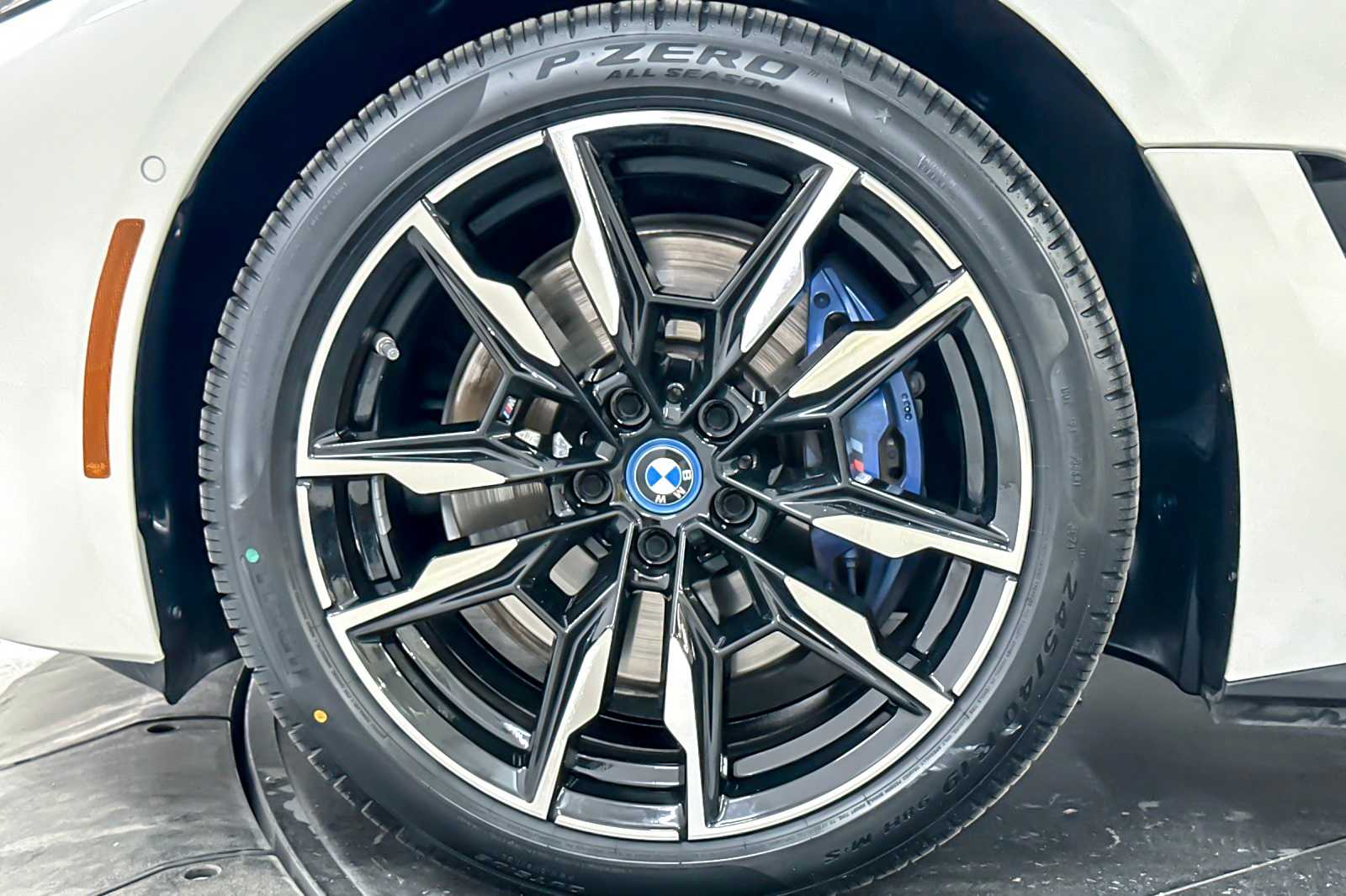 Thumbnail: 2022 BMW i4 - 26