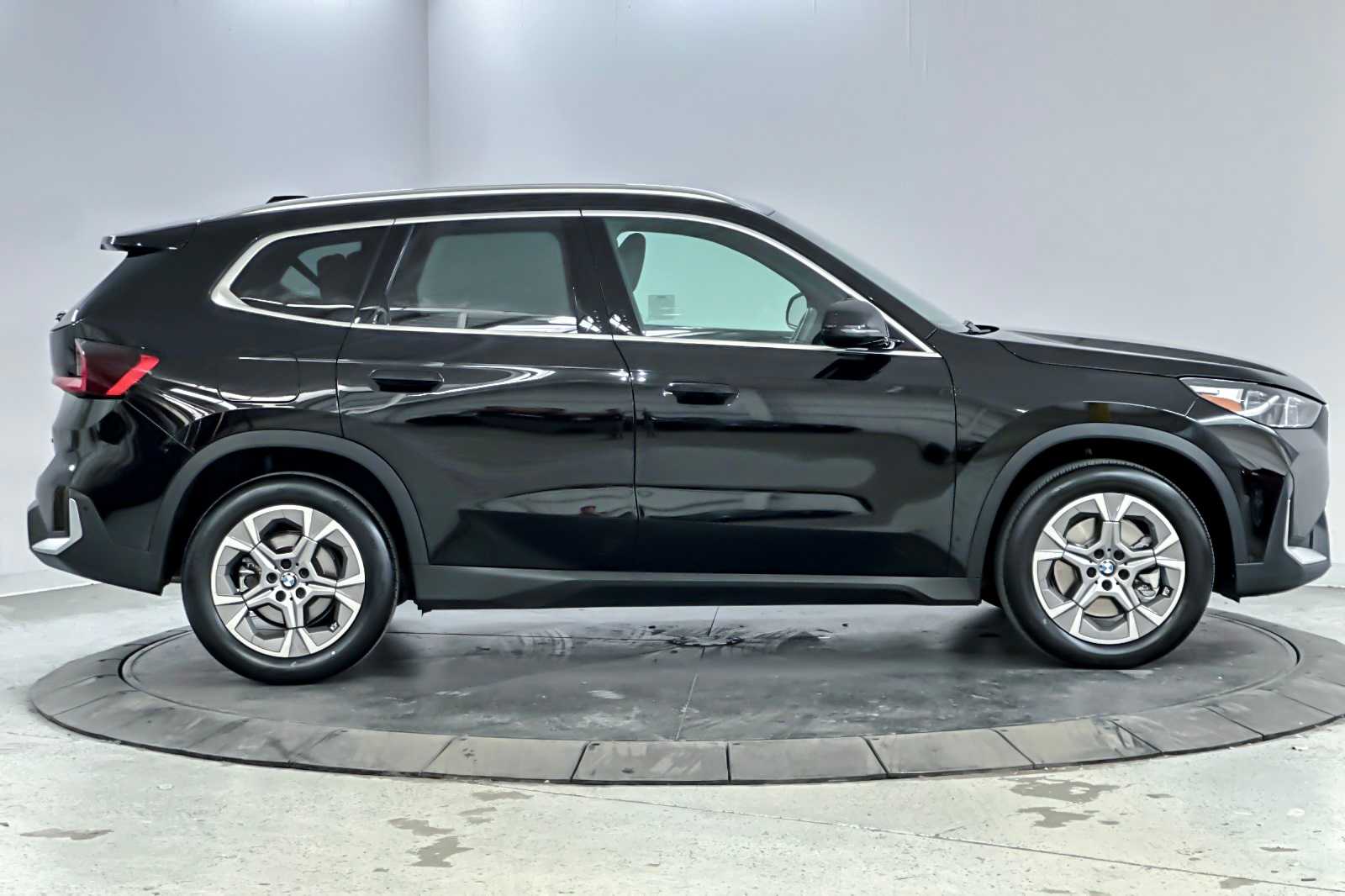 Thumbnail: 2023 BMW X1 - 8