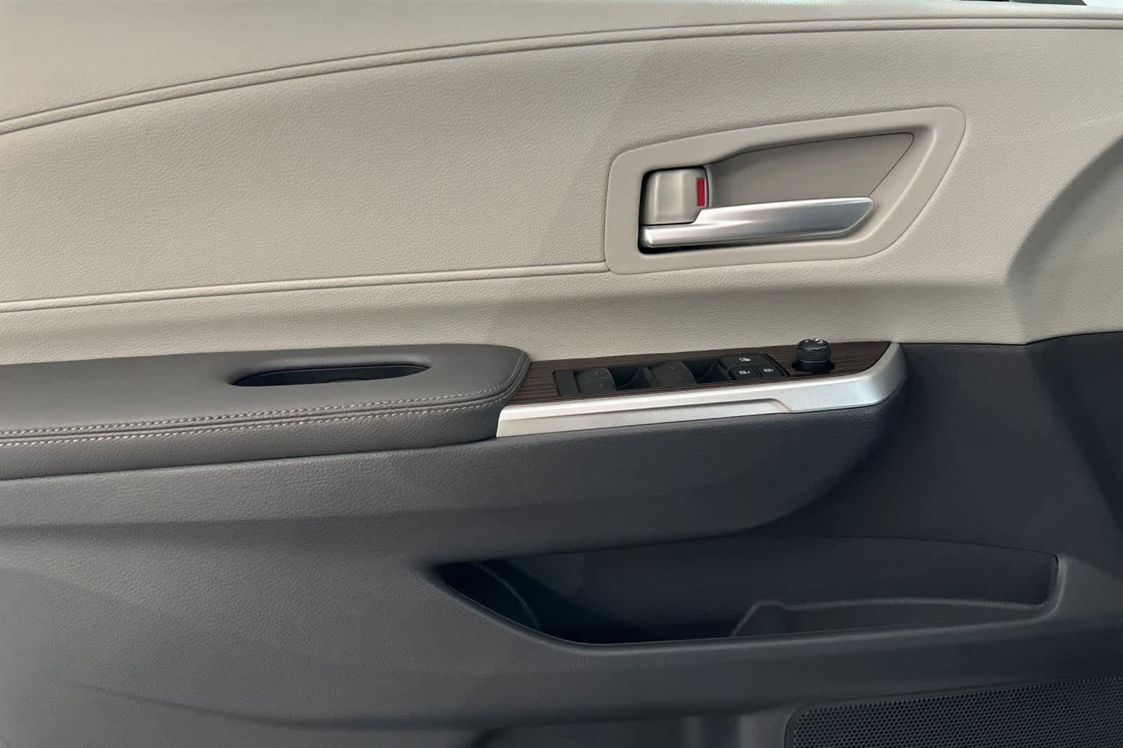 Thumbnail: 2021 Toyota Sienna - 12