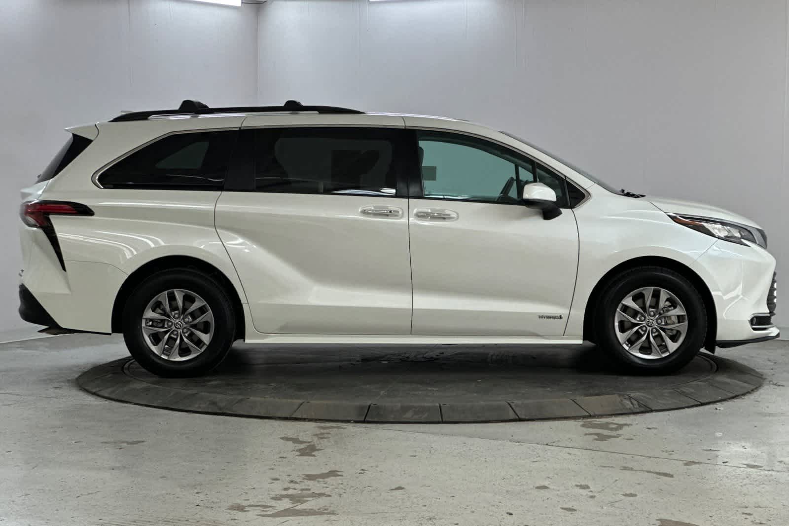 Thumbnail: 2021 Toyota Sienna - 8