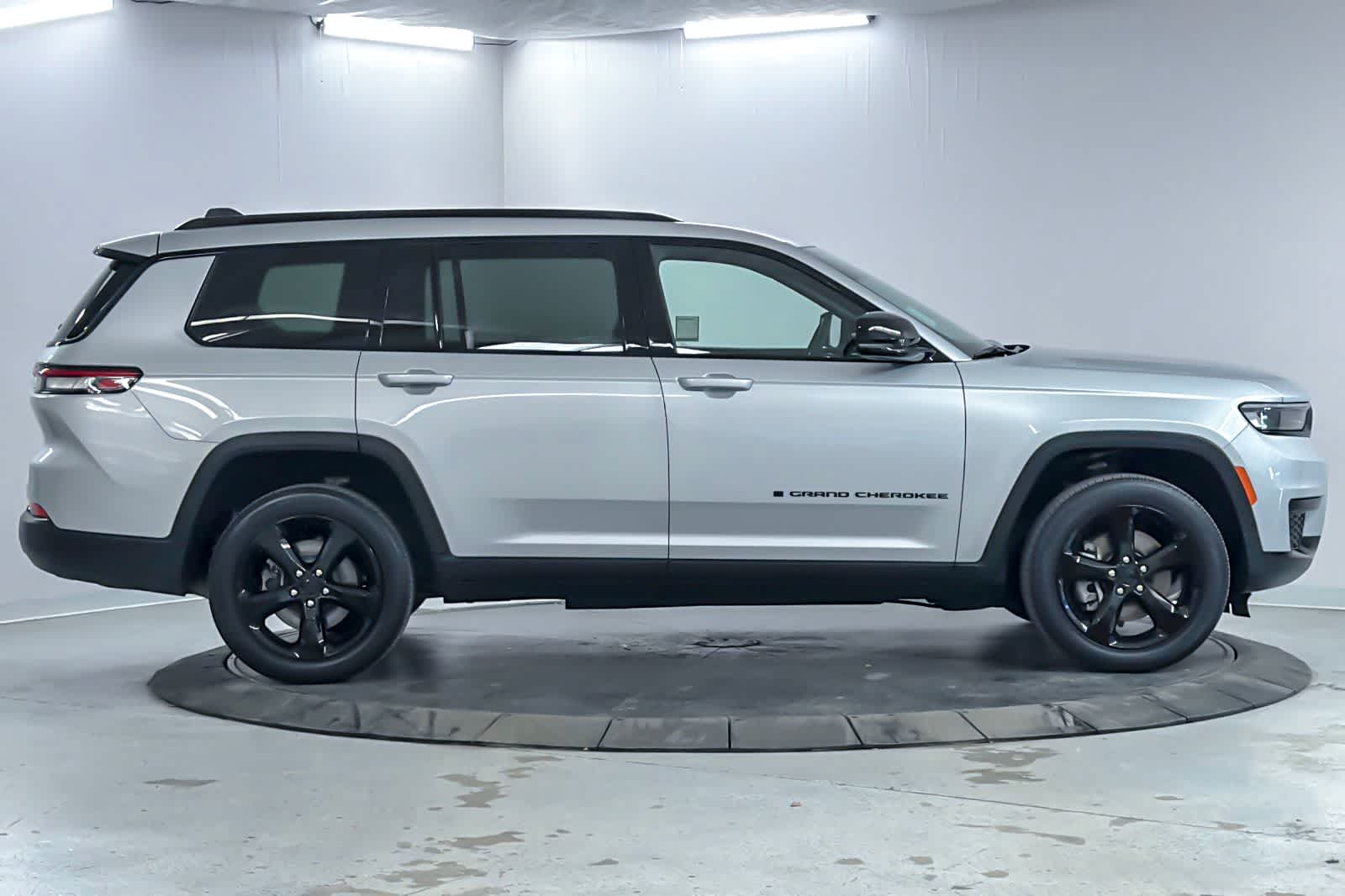 Thumbnail: 2023 Jeep Grand Cherokee L - 8