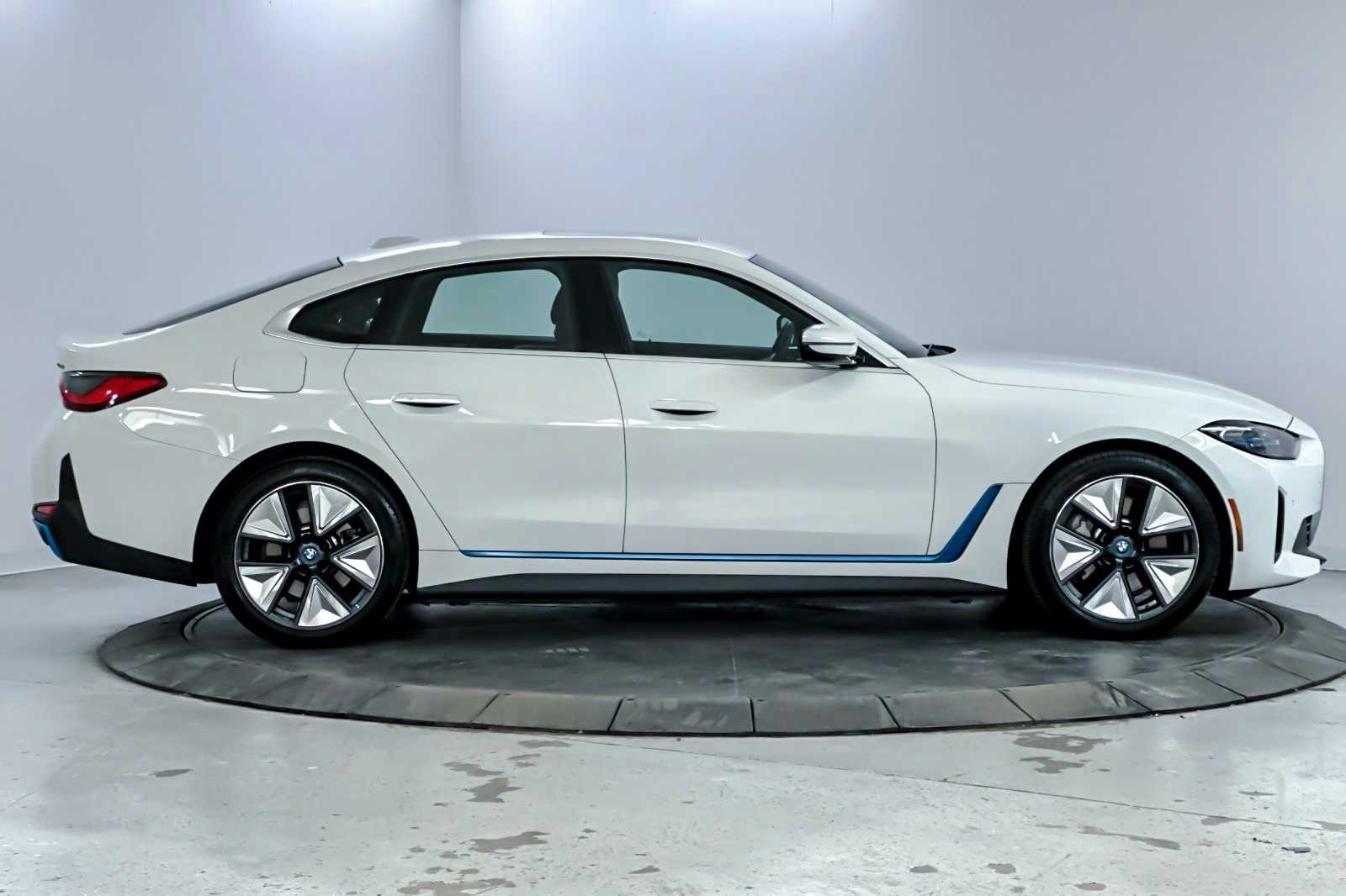 Thumbnail: 2022 BMW i4 - 8
