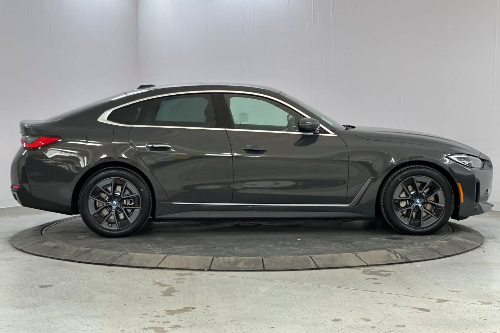Thumbnail: 2022 BMW i4 - 8