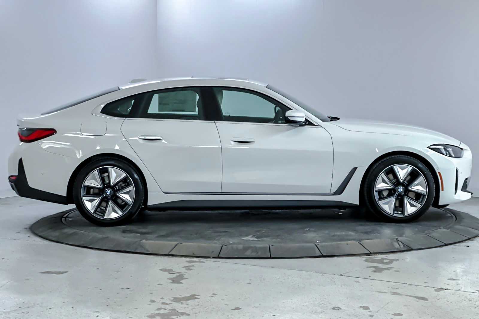 Thumbnail: 2025 BMW i4 - 8