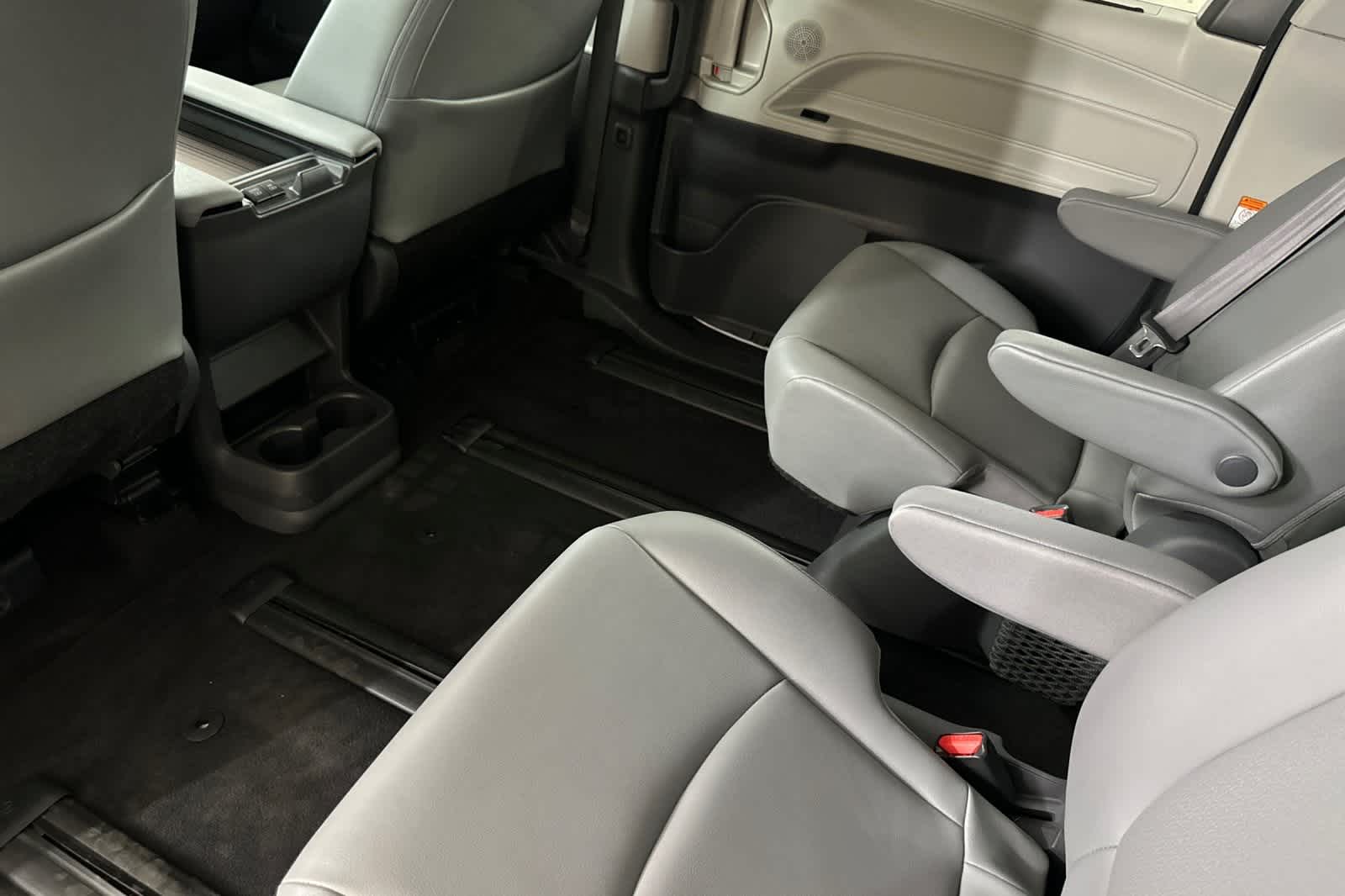 Thumbnail: 2021 Toyota Sienna - 4