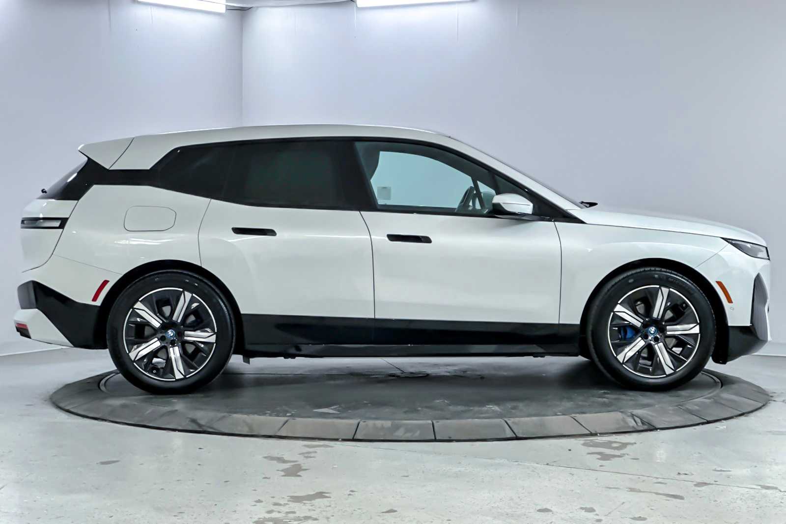 Thumbnail: 2022 BMW iX - 8