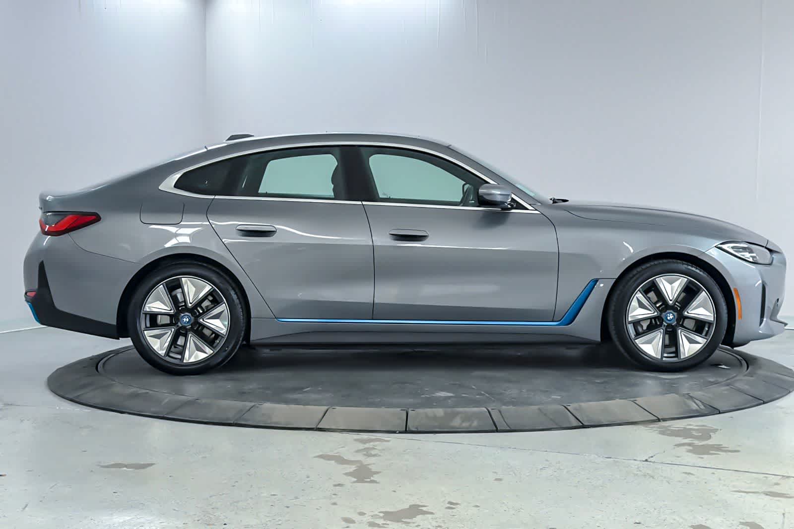 Thumbnail: 2023 BMW i4 - 8