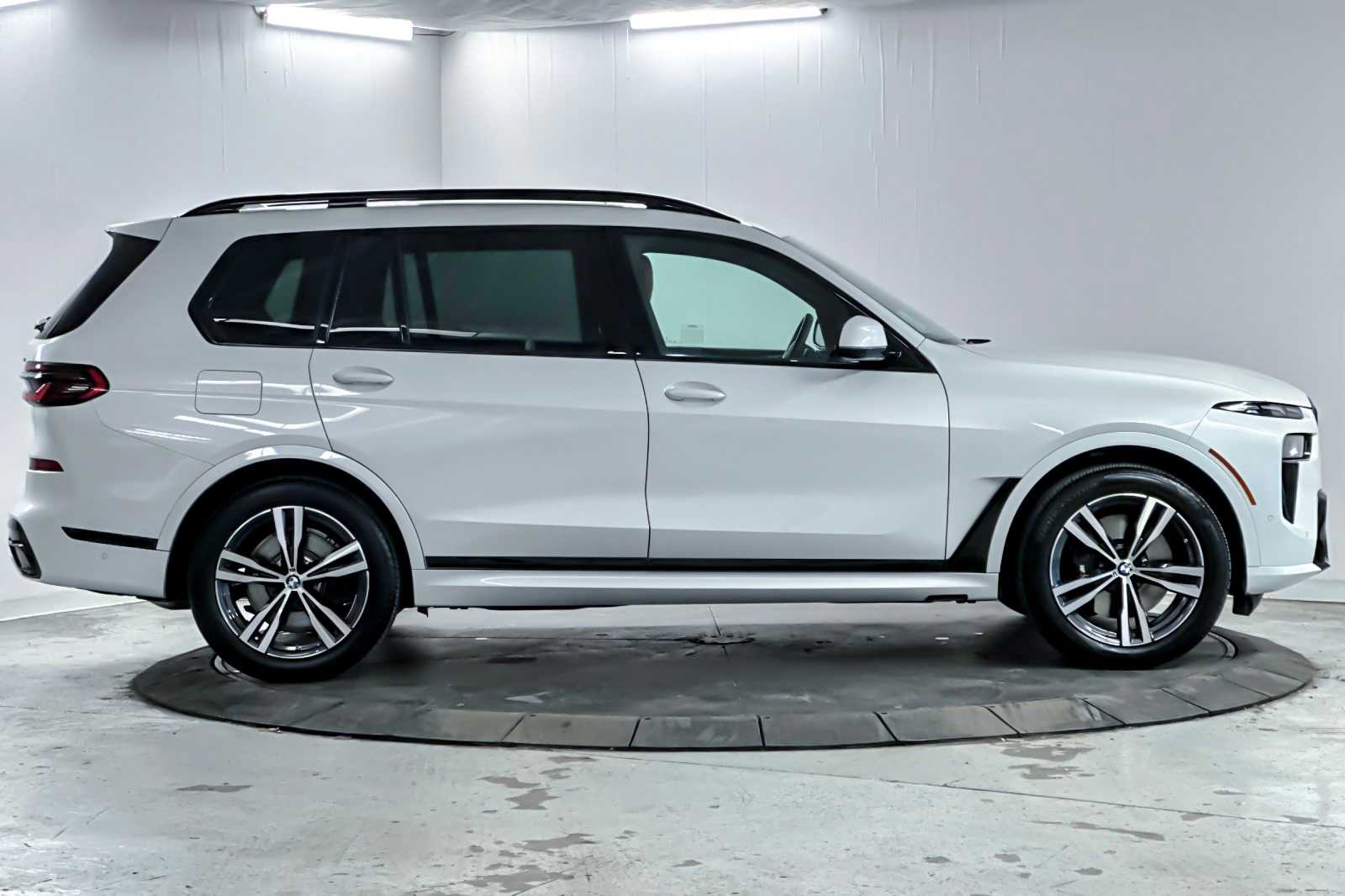 Thumbnail: 2026 BMW X7 - 8