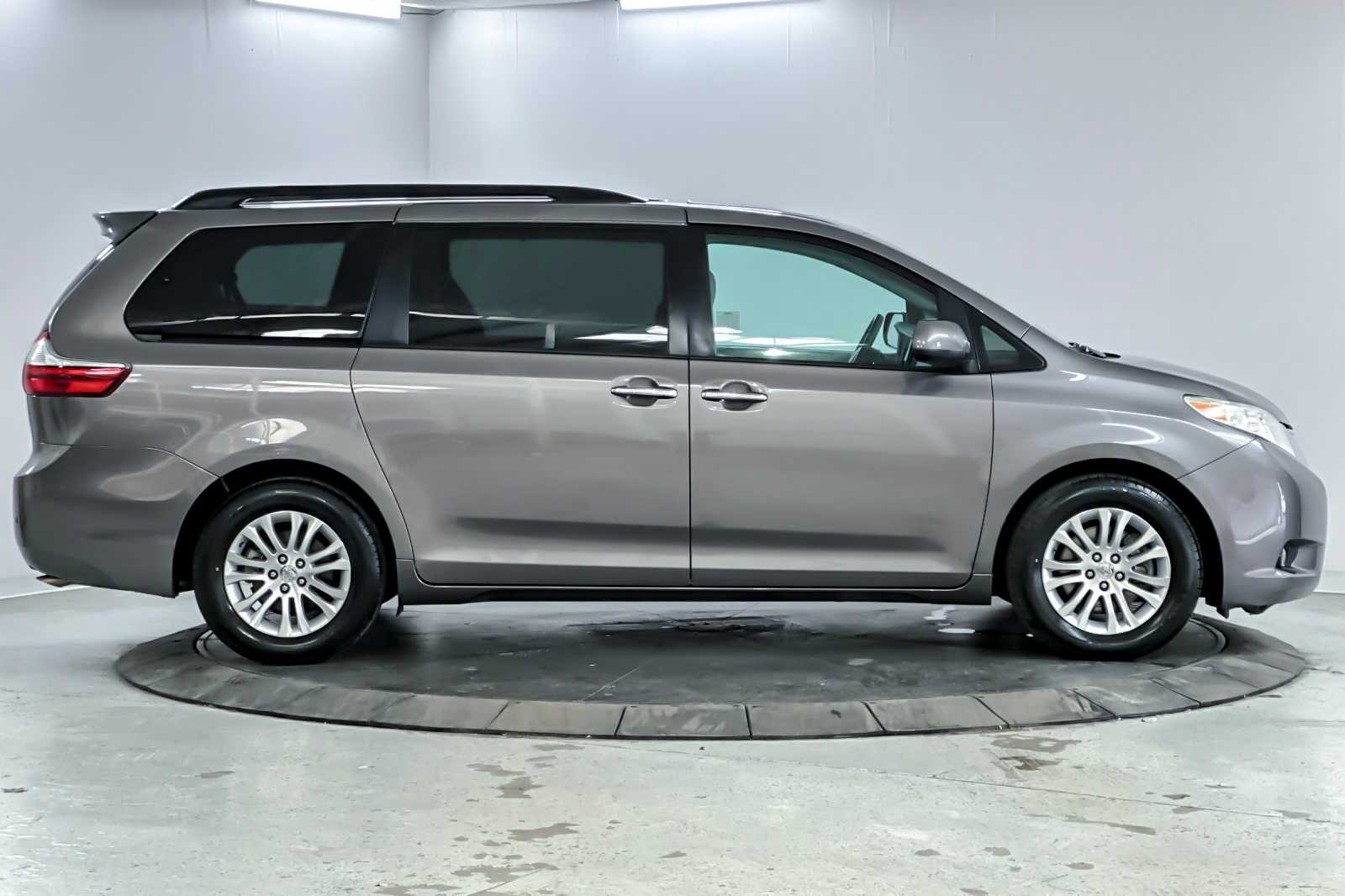 Thumbnail: 2017 Toyota Sienna - 8