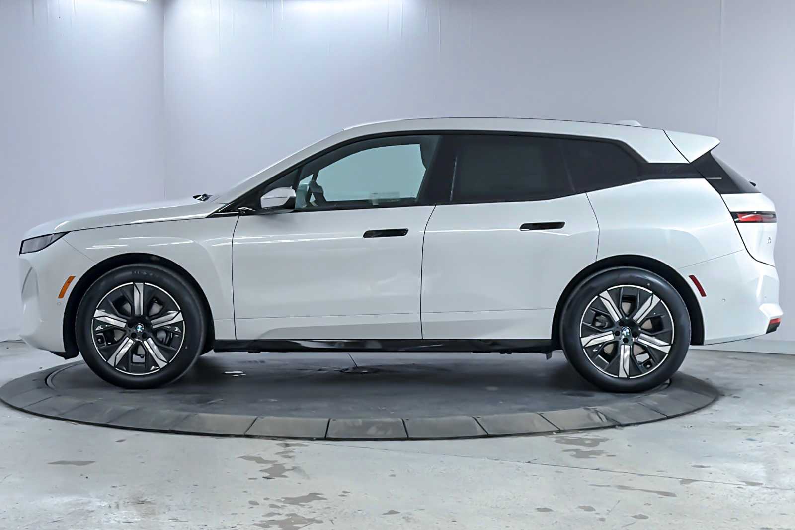 Thumbnail: 2026 BMW iX - 5