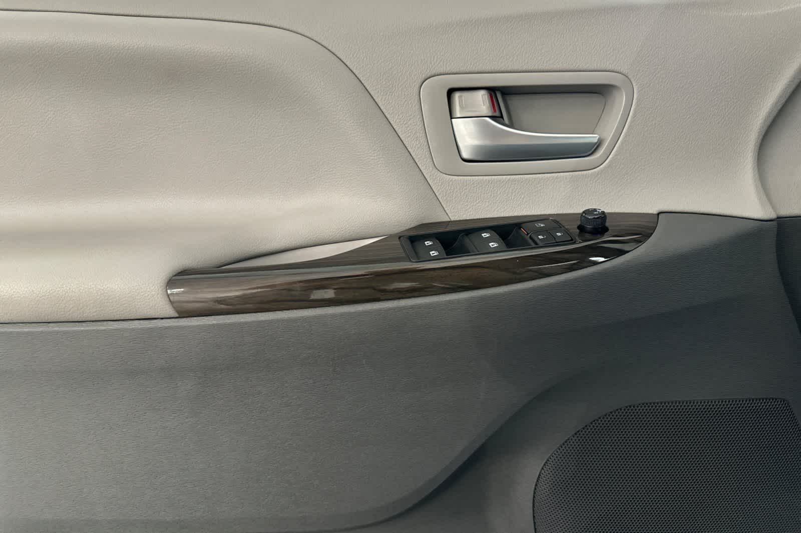 Thumbnail: 2017 Toyota Sienna - 12