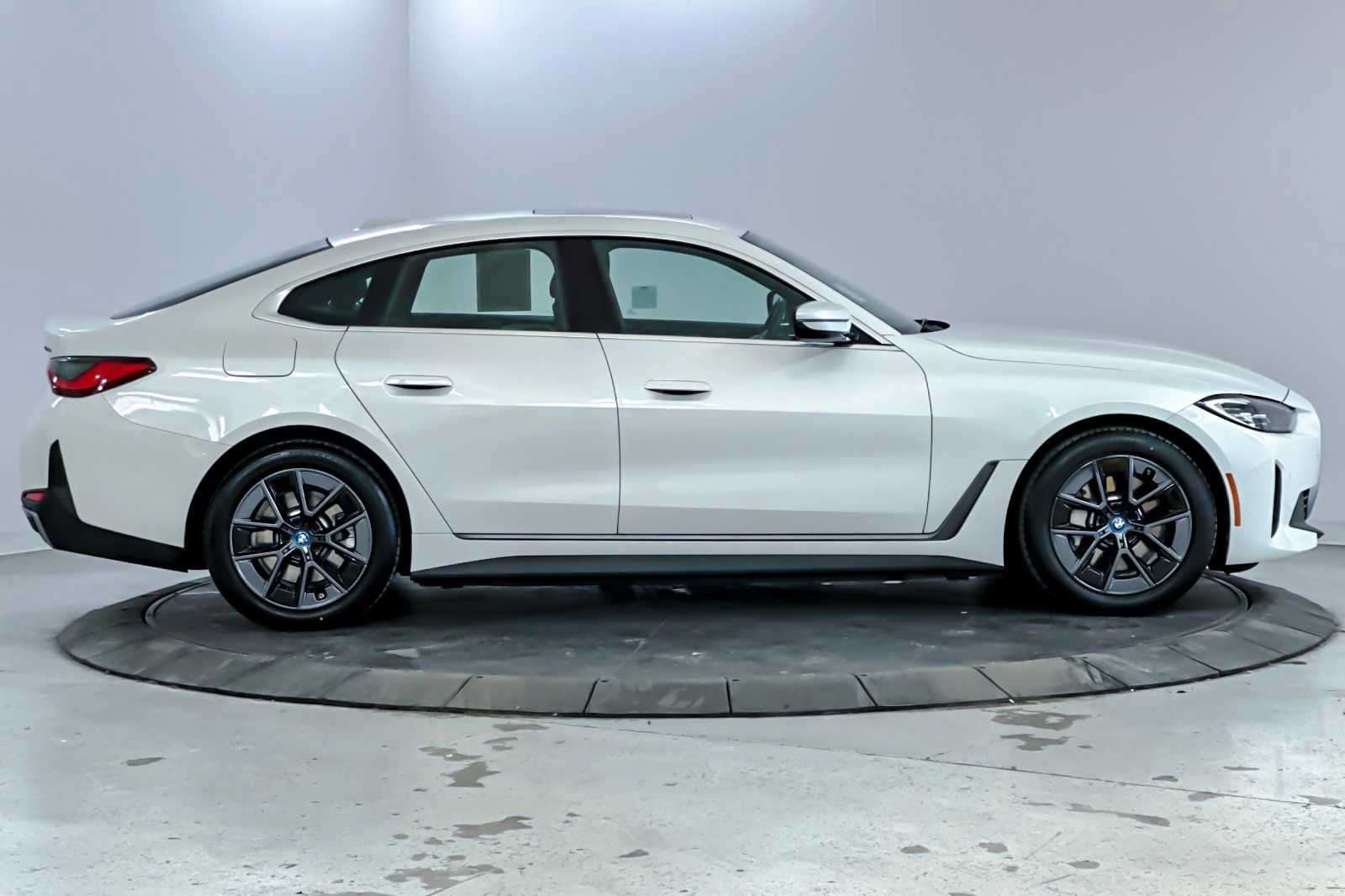 Thumbnail: 2023 BMW i4 - 8