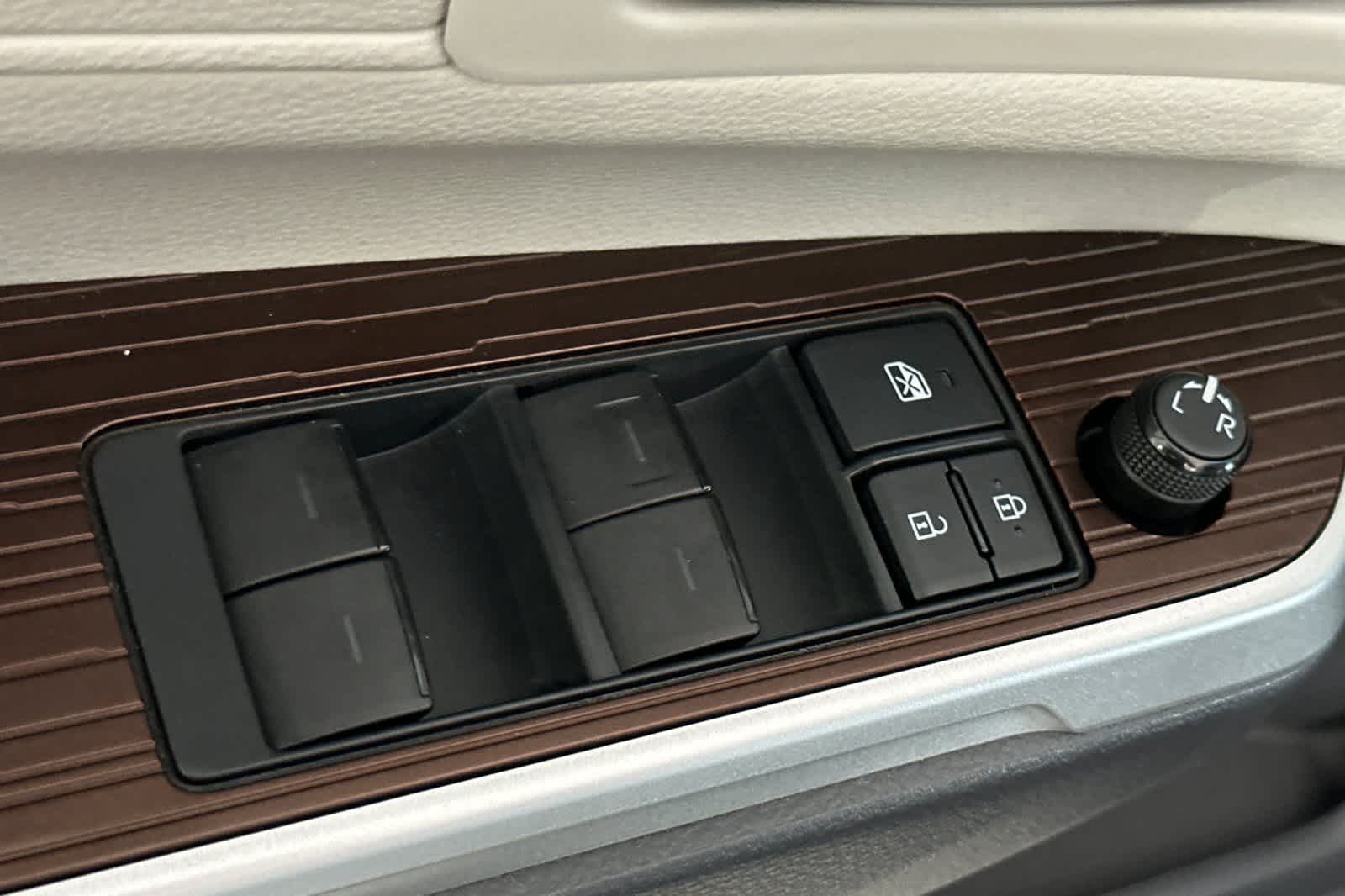 Thumbnail: 2021 Toyota Sienna - 13