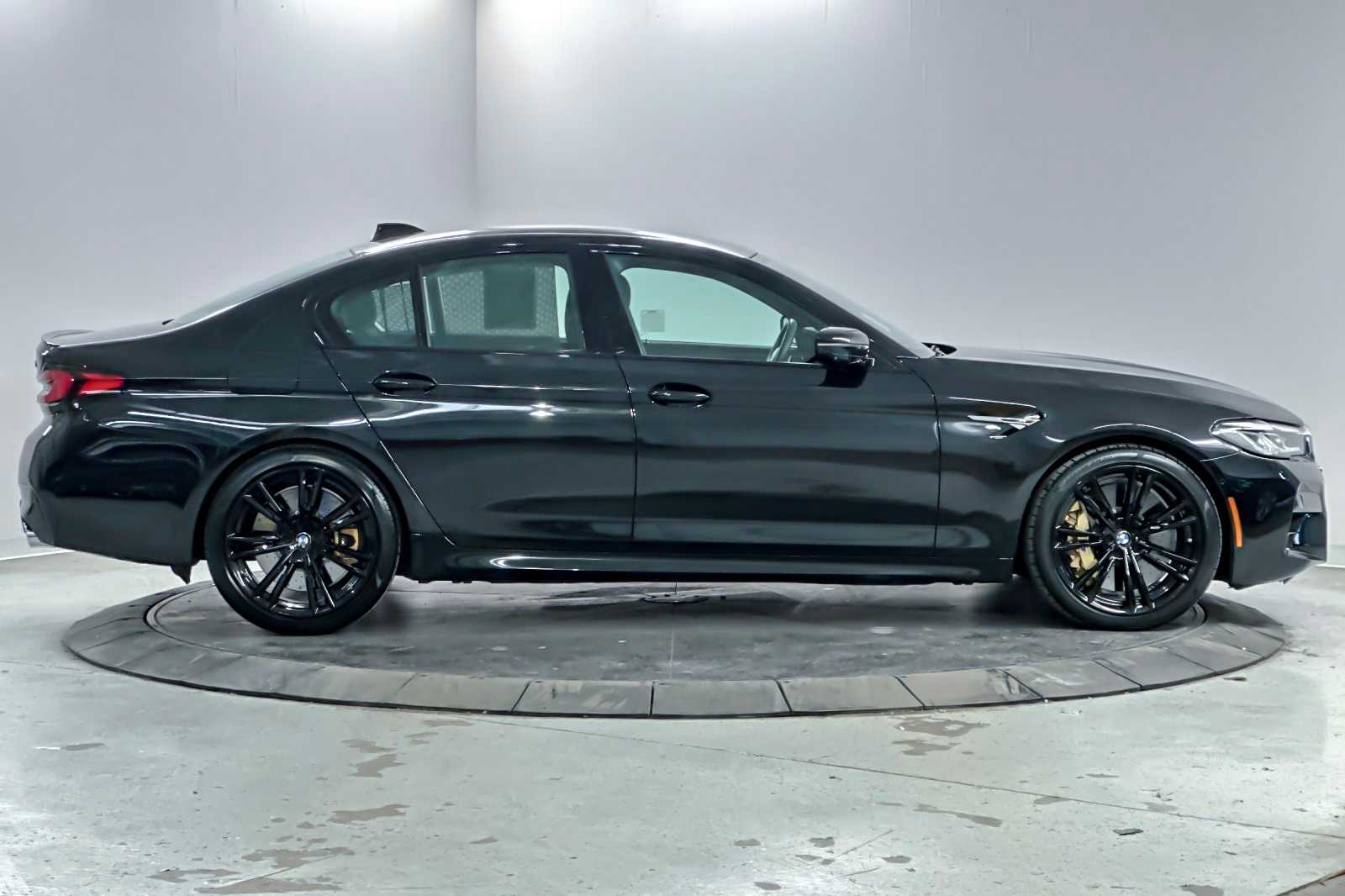Thumbnail: 2023 BMW M5 - 8