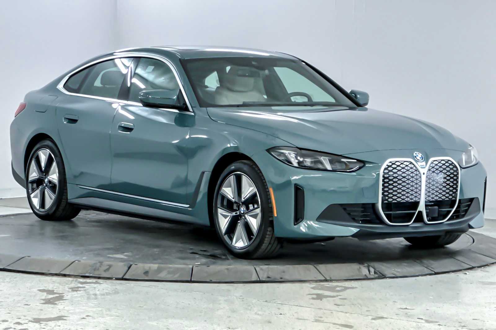 Thumbnail: 2025 BMW i4 - 9