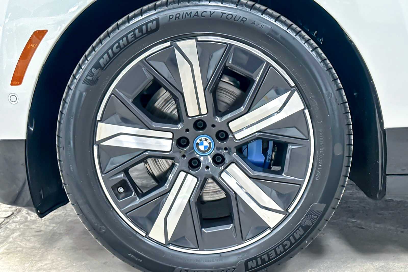 Thumbnail: 2022 BMW iX - 27