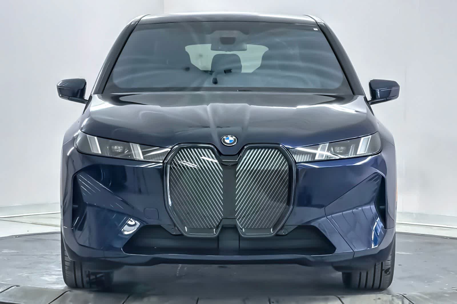 Thumbnail: 2026 BMW iX - 10