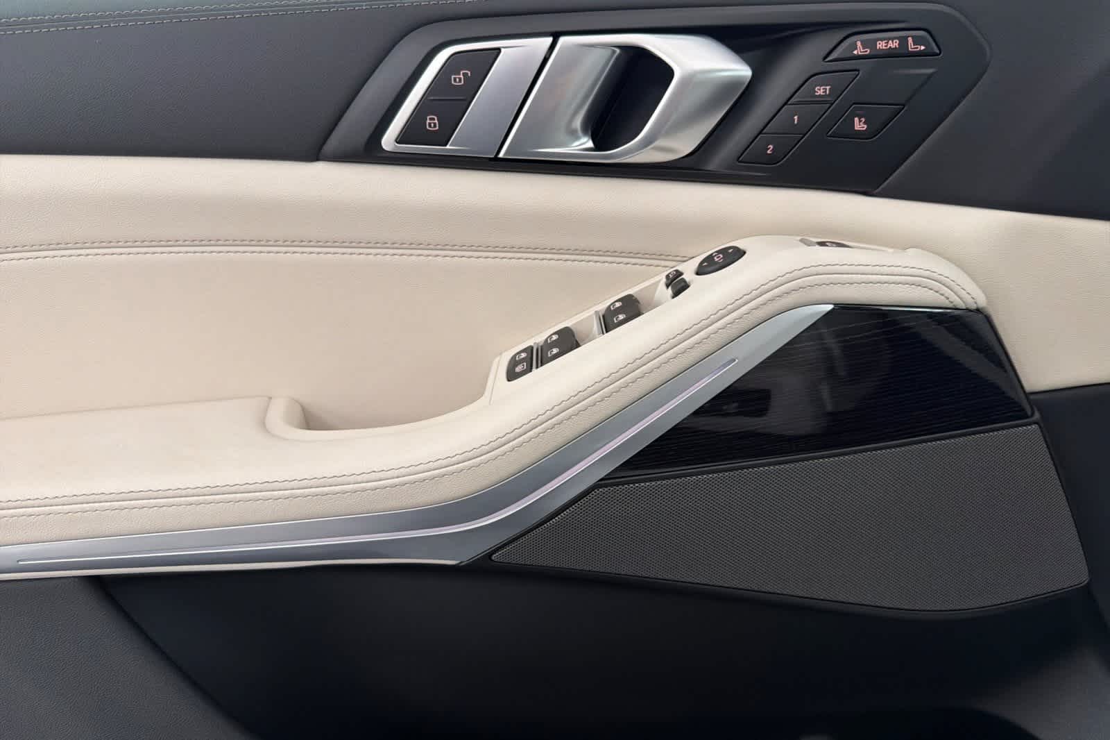 Thumbnail: 2026 BMW X7 - 12