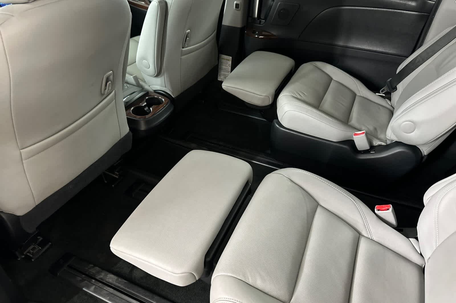 Thumbnail: 2017 Toyota Sienna - 4