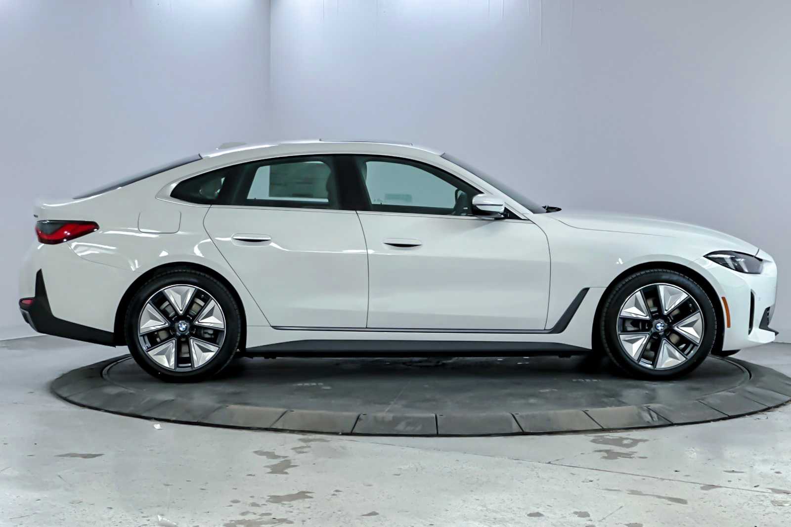 Thumbnail: 2025 BMW i4 - 8