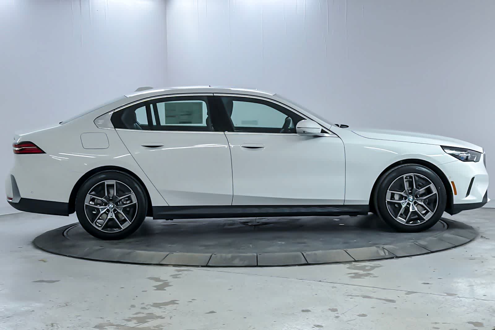 Thumbnail: 2026 BMW 5 Series - 8