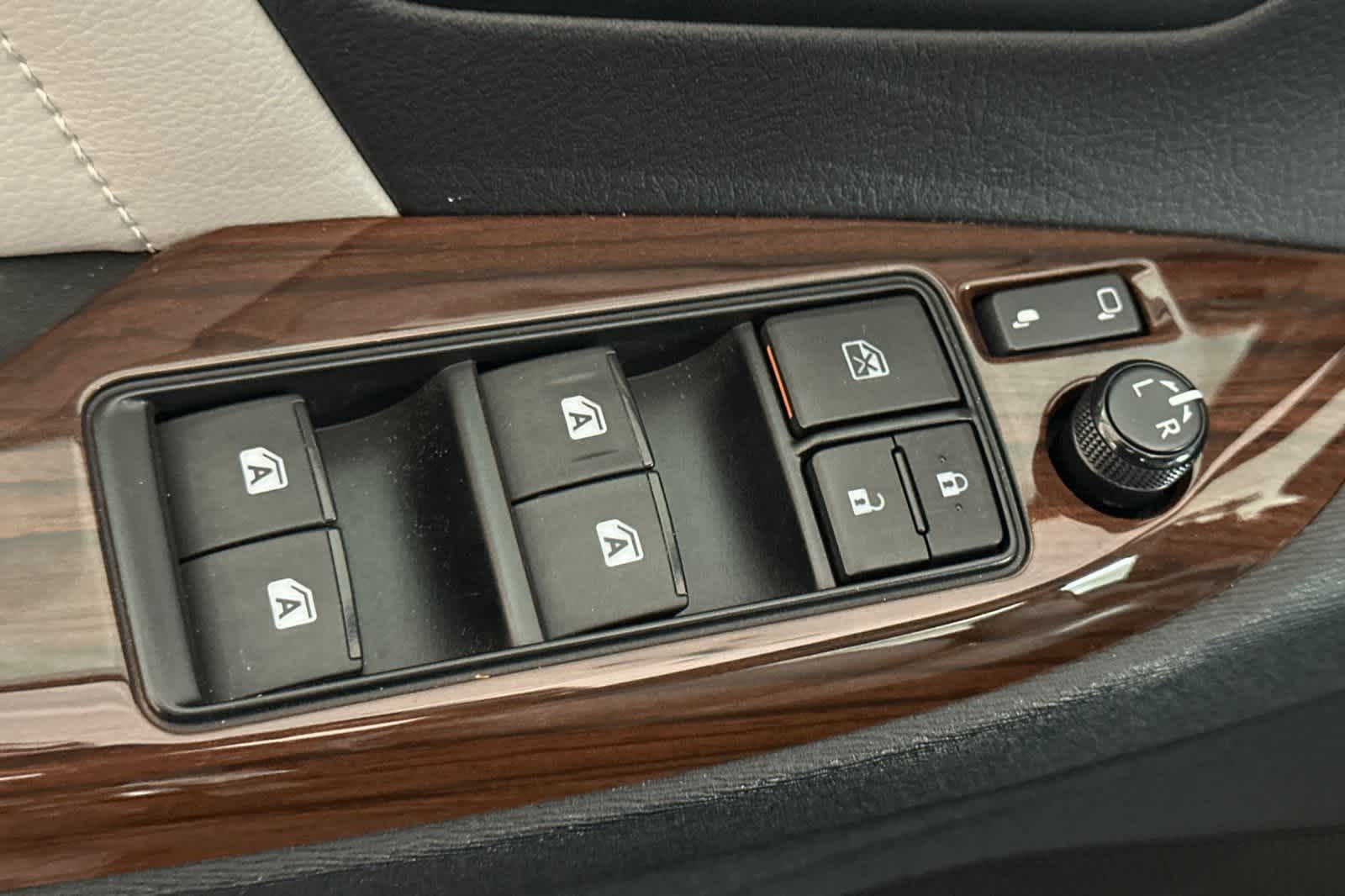 Thumbnail: 2017 Toyota Sienna - 13