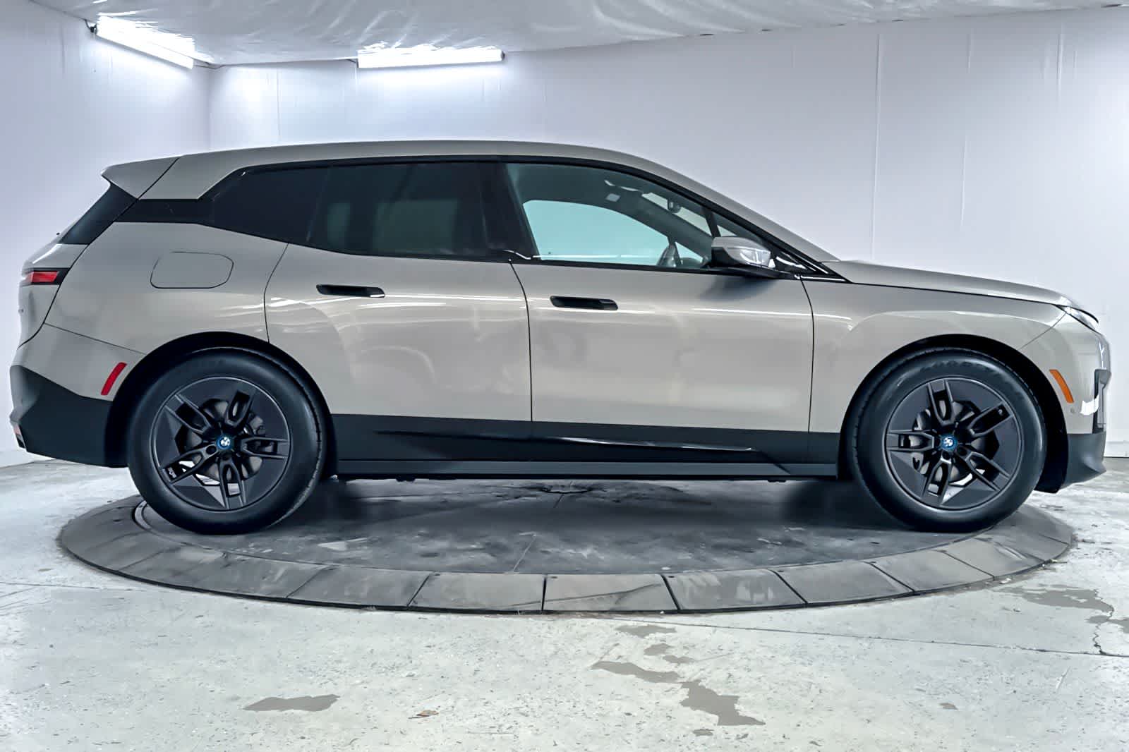 Thumbnail: 2023 BMW iX - 8