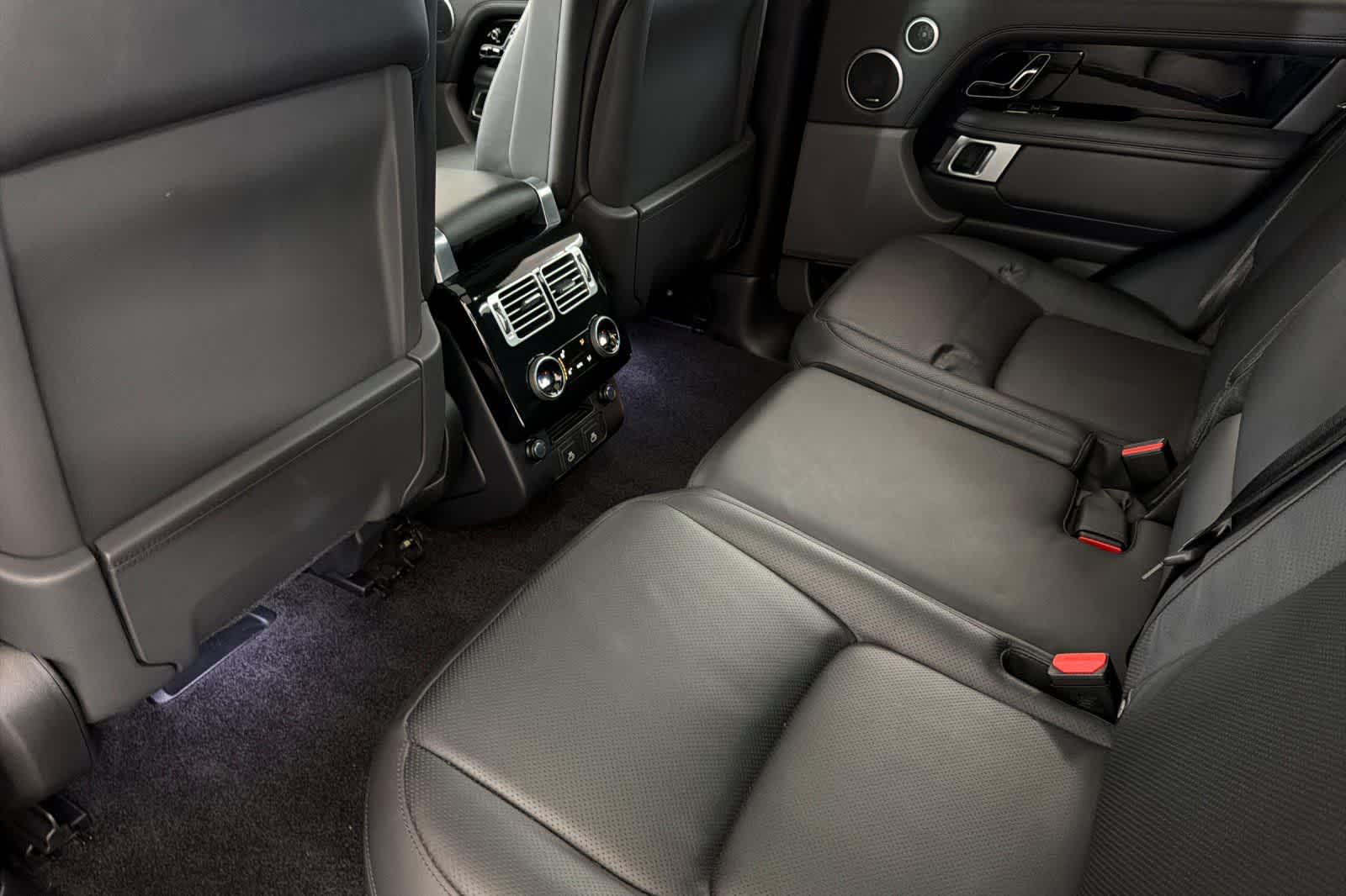 Thumbnail: 2022 Land Rover Range Rover - 4