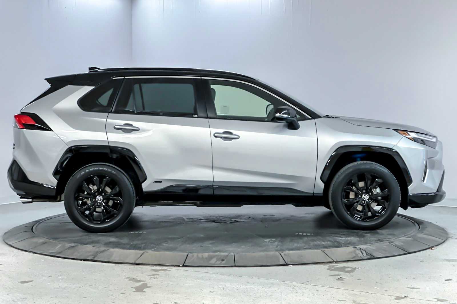 Thumbnail: 2022 Toyota RAV4 - 8