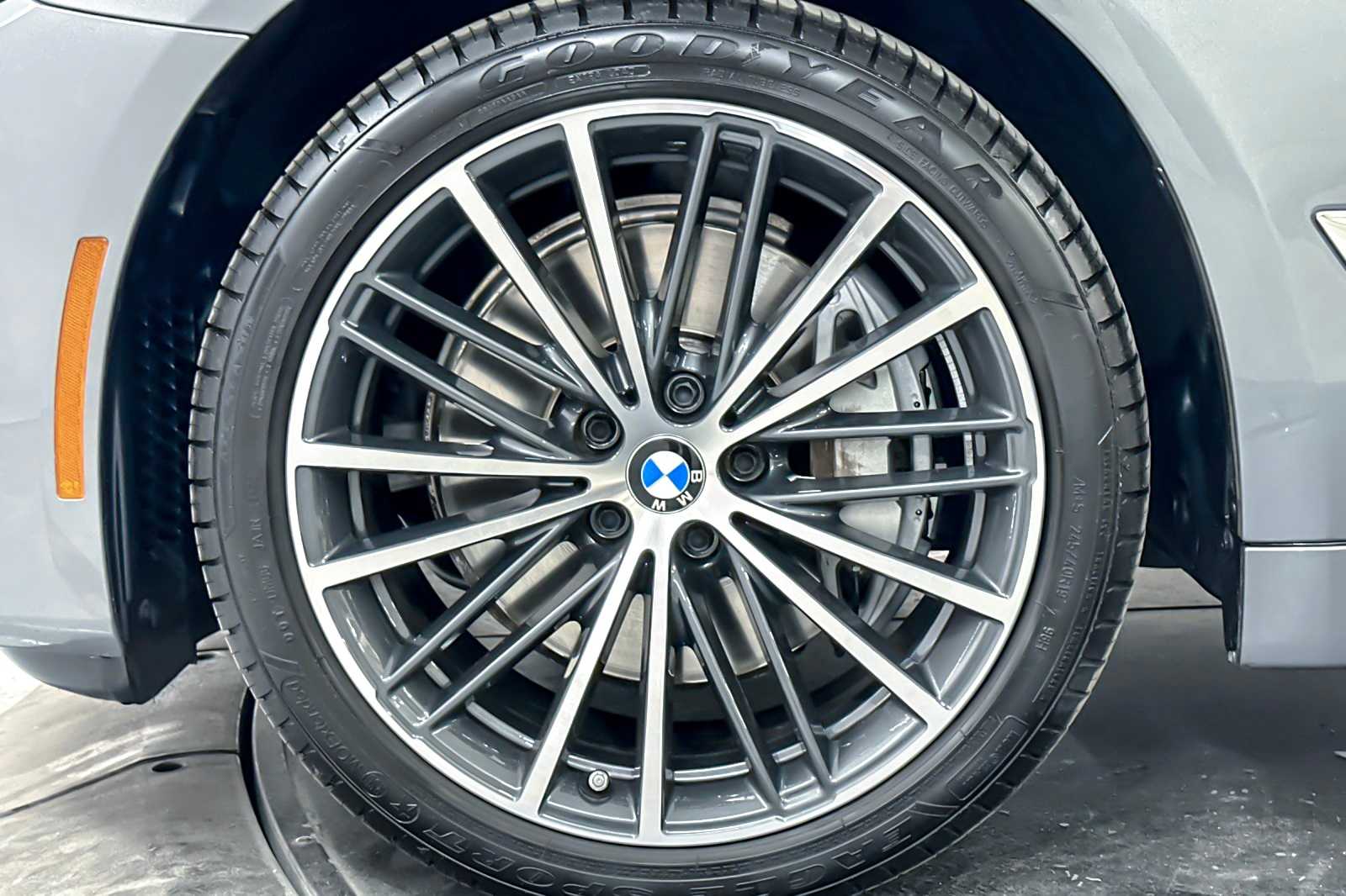 Thumbnail: 2023 BMW 5 Series - 26