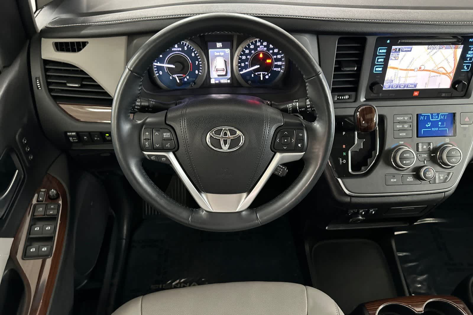 Thumbnail: 2017 Toyota Sienna - 14