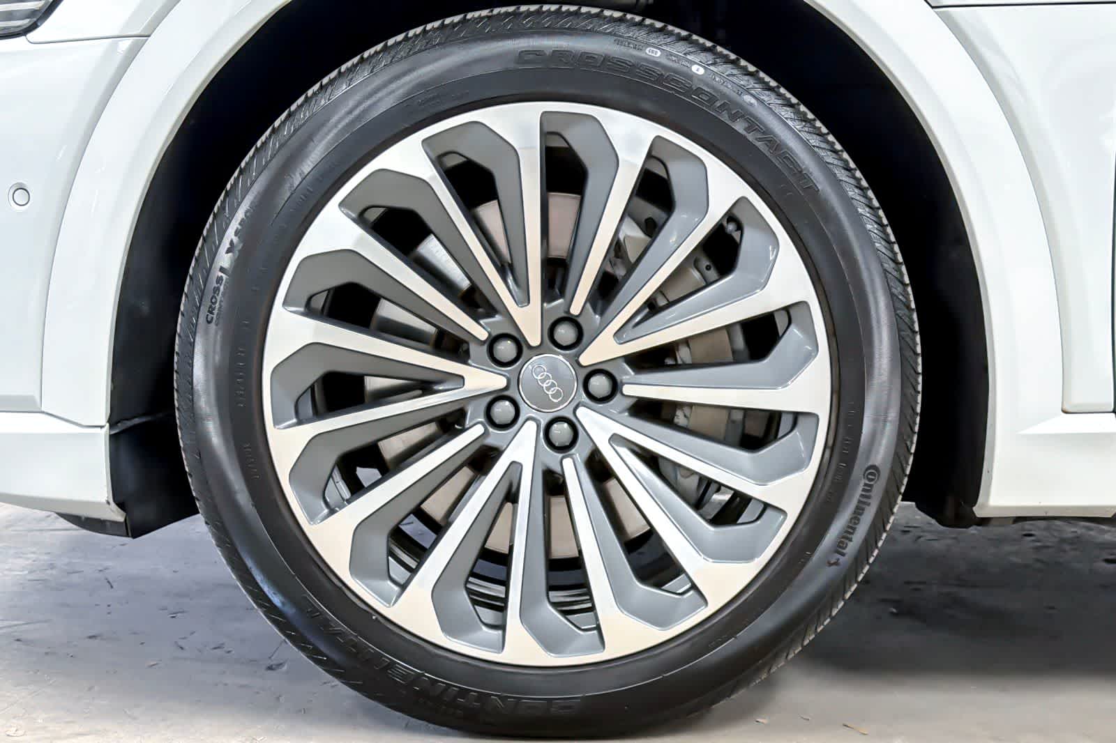 Thumbnail: 2019 Audi e-tron - 27