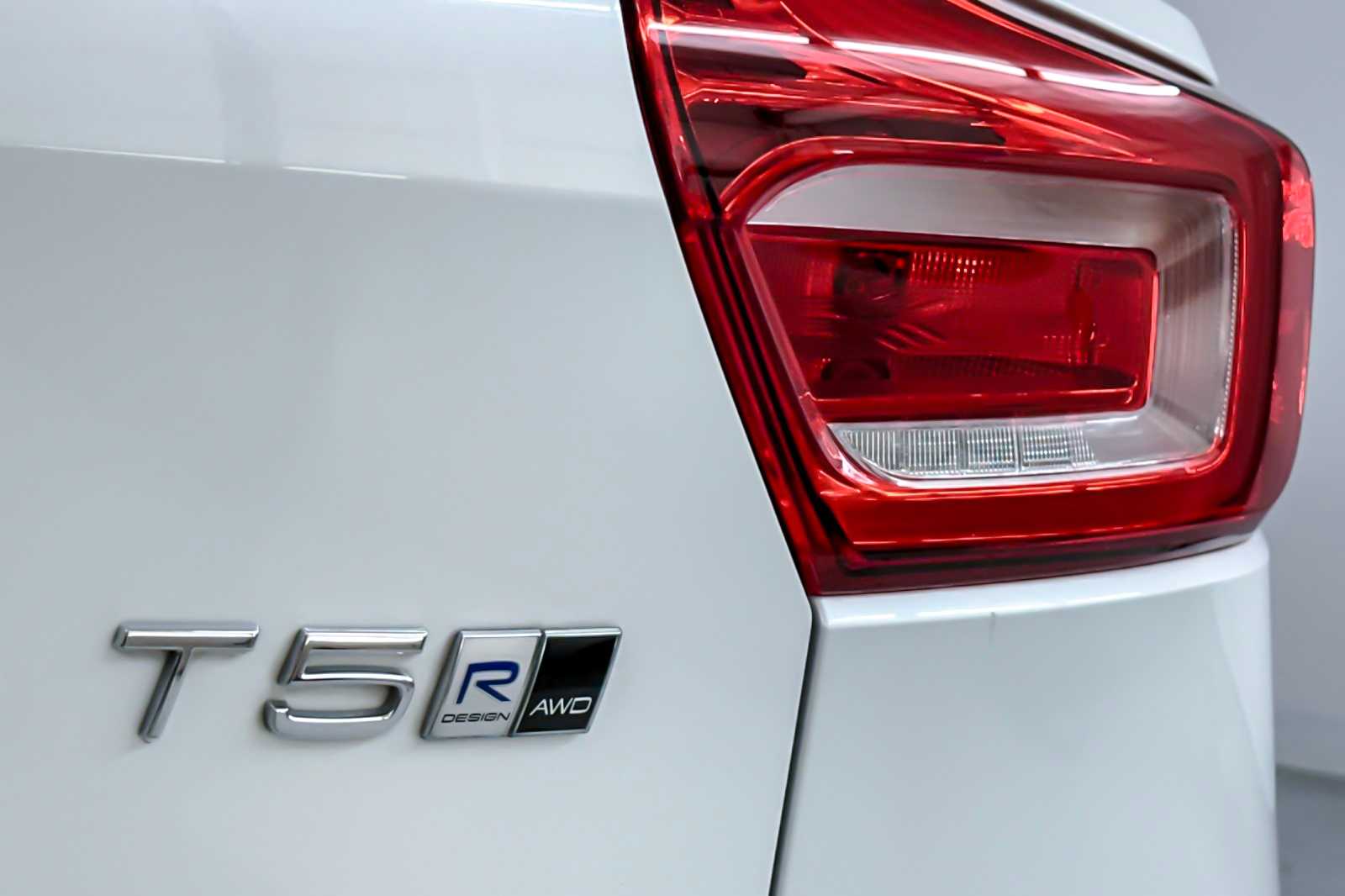 Thumbnail: 2020 Volvo XC40 - 28