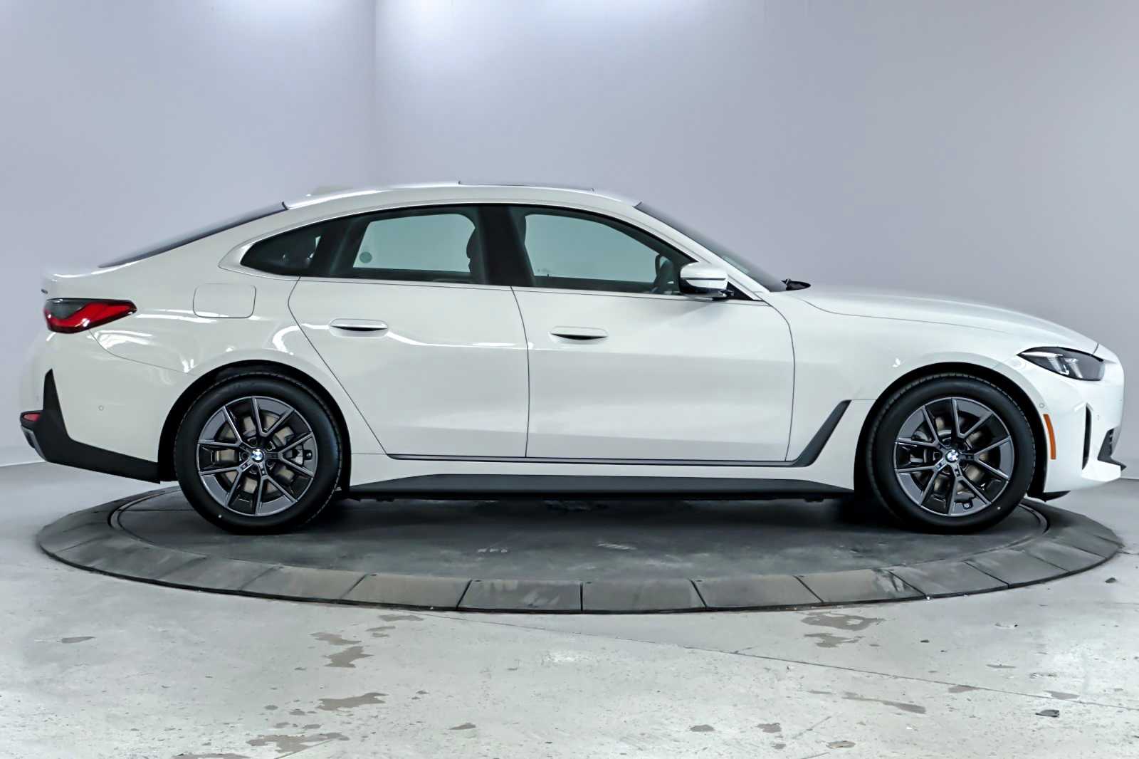 Thumbnail: 2025 BMW i4 - 8