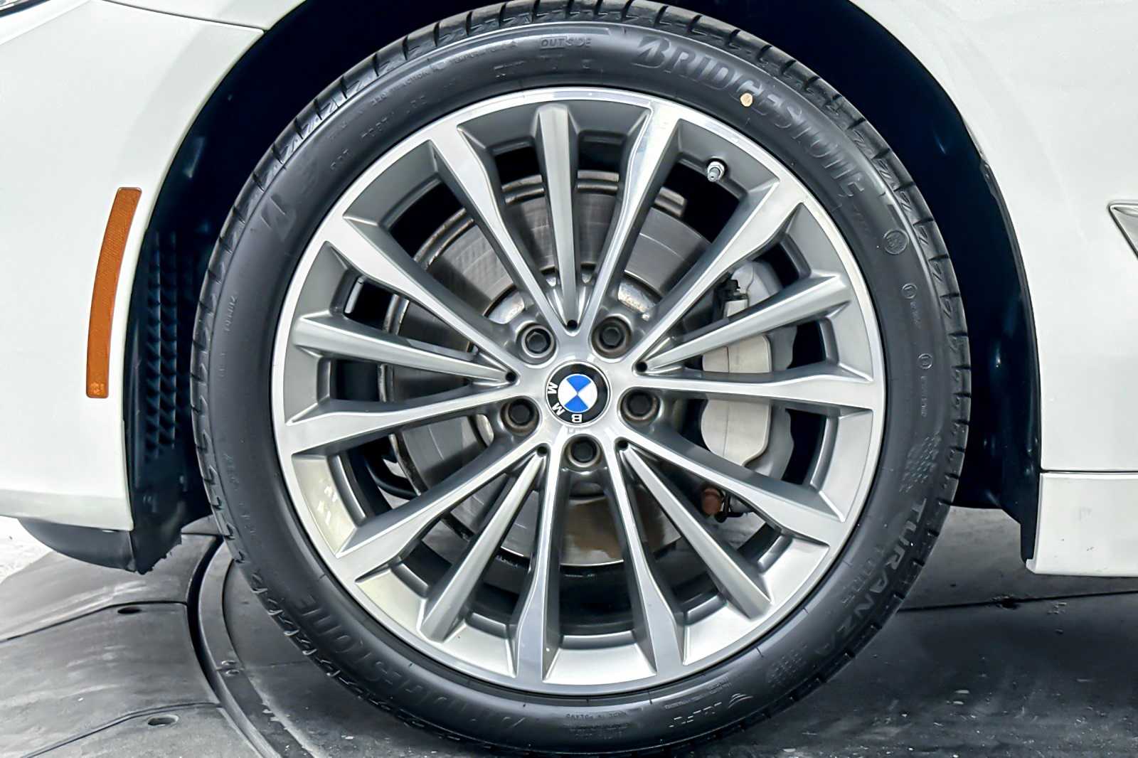 Thumbnail: 2023 BMW 5 Series - 26