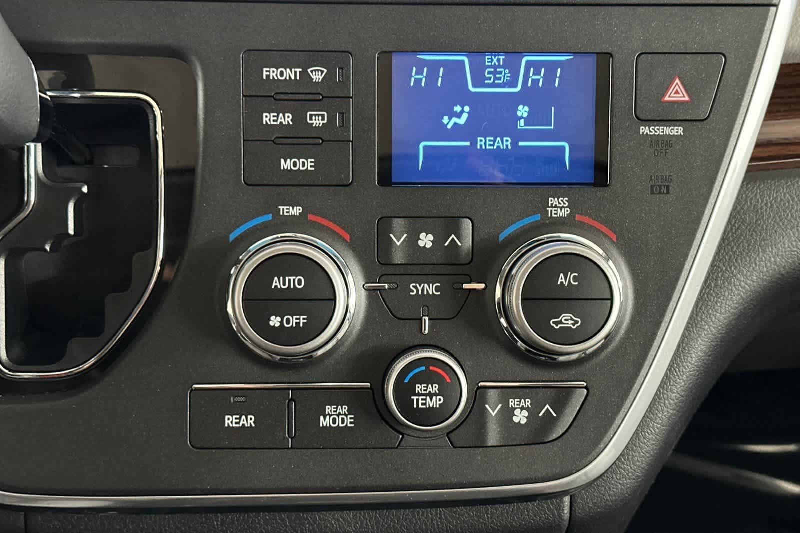 Thumbnail: 2017 Toyota Sienna - 21