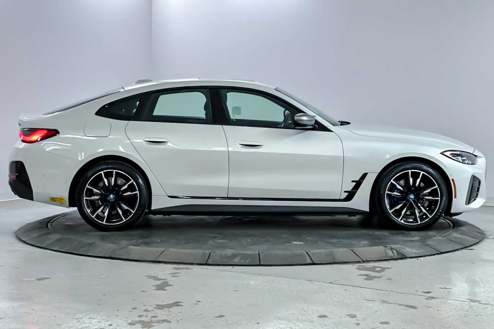 Thumbnail: 2022 BMW i4 - 8