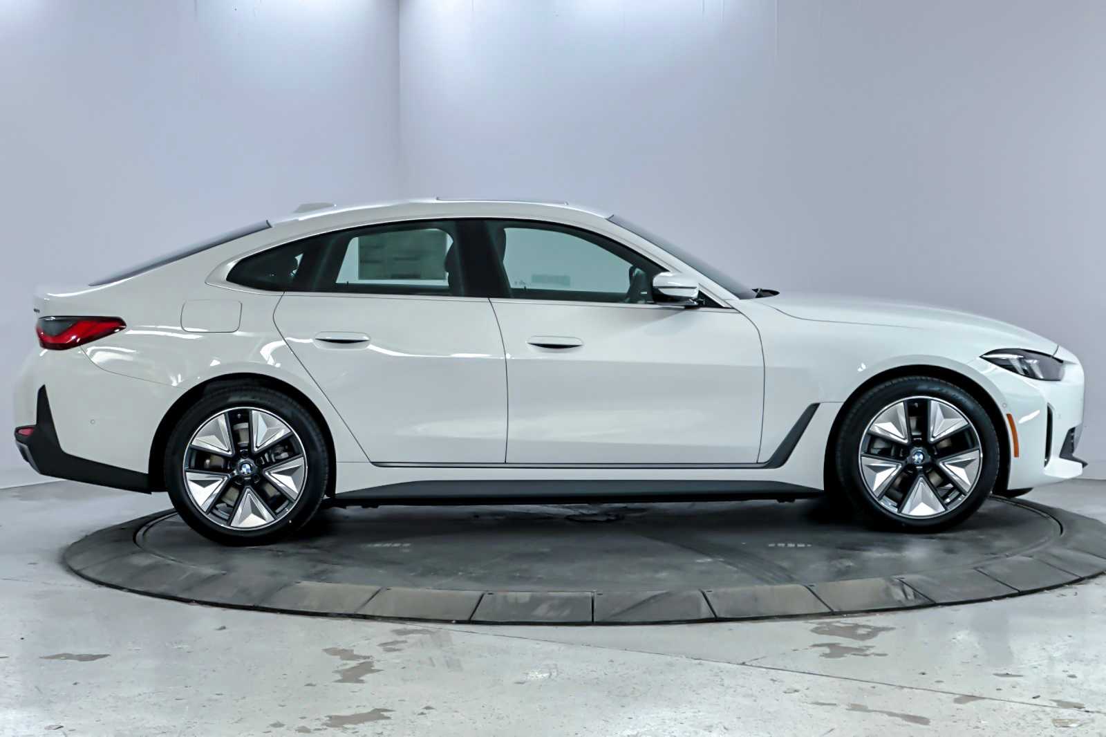 Thumbnail: 2025 BMW i4 - 8