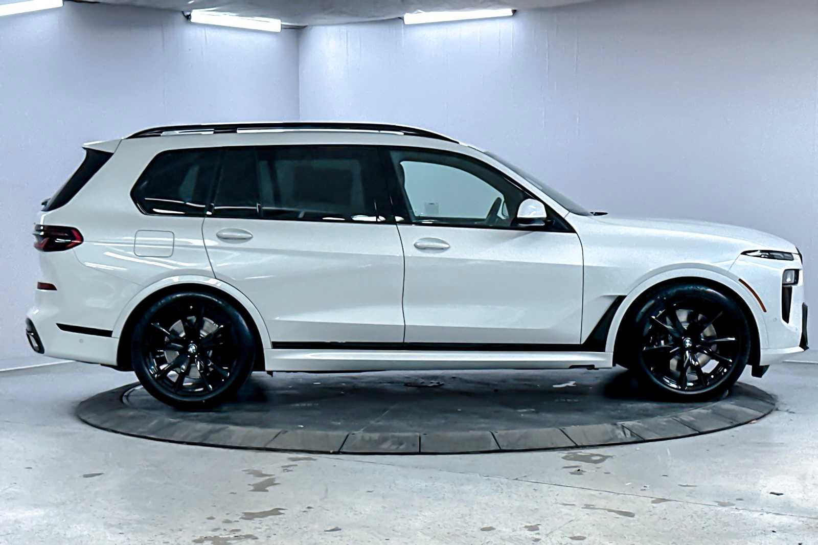 Thumbnail: 2026 BMW X7 - 8