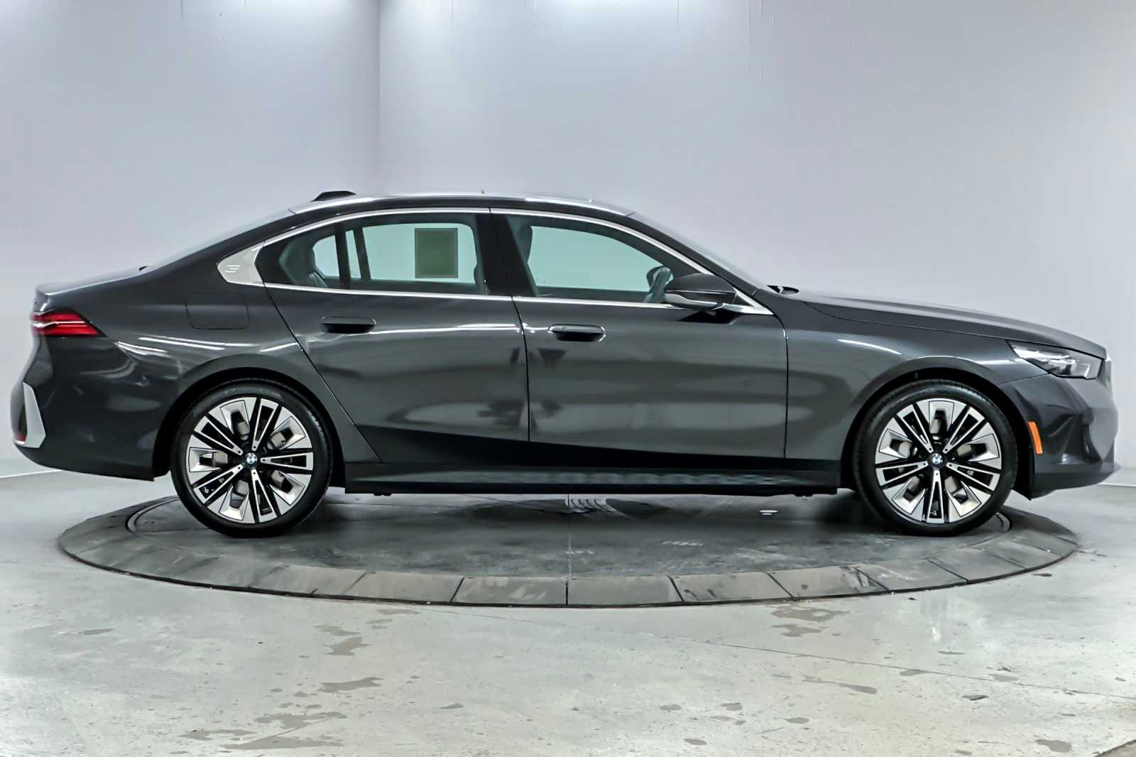 Thumbnail: 2025 BMW 5 Series - 8