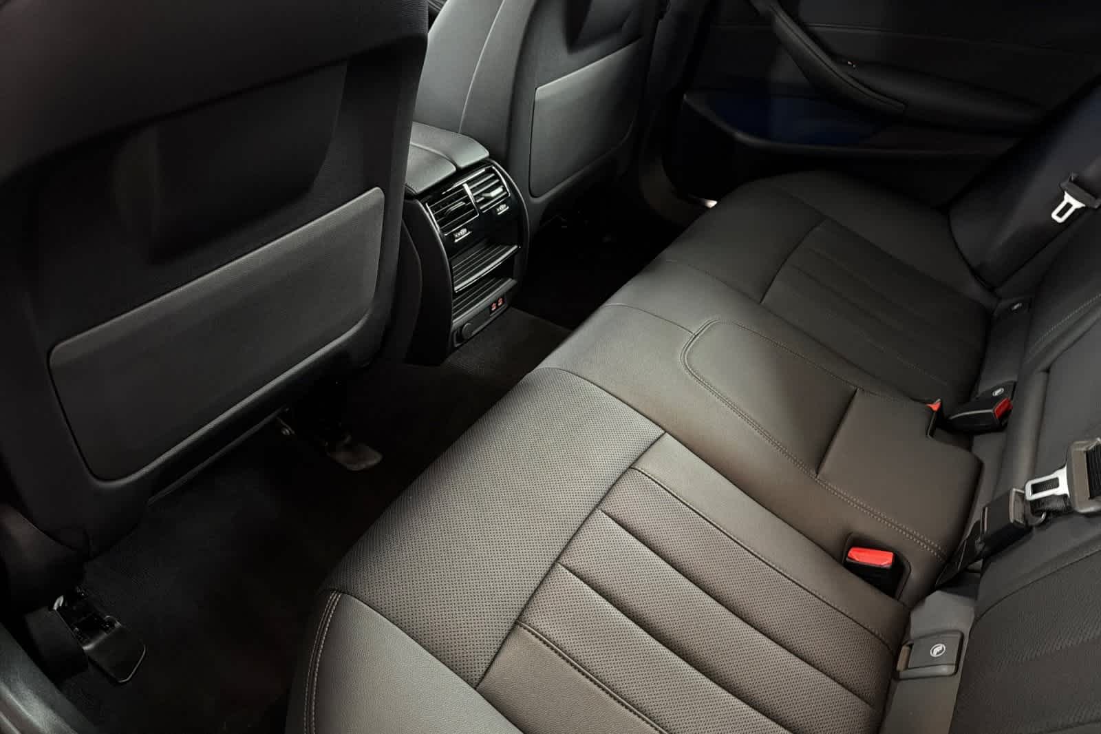 Thumbnail: 2023 BMW 5 Series - 4