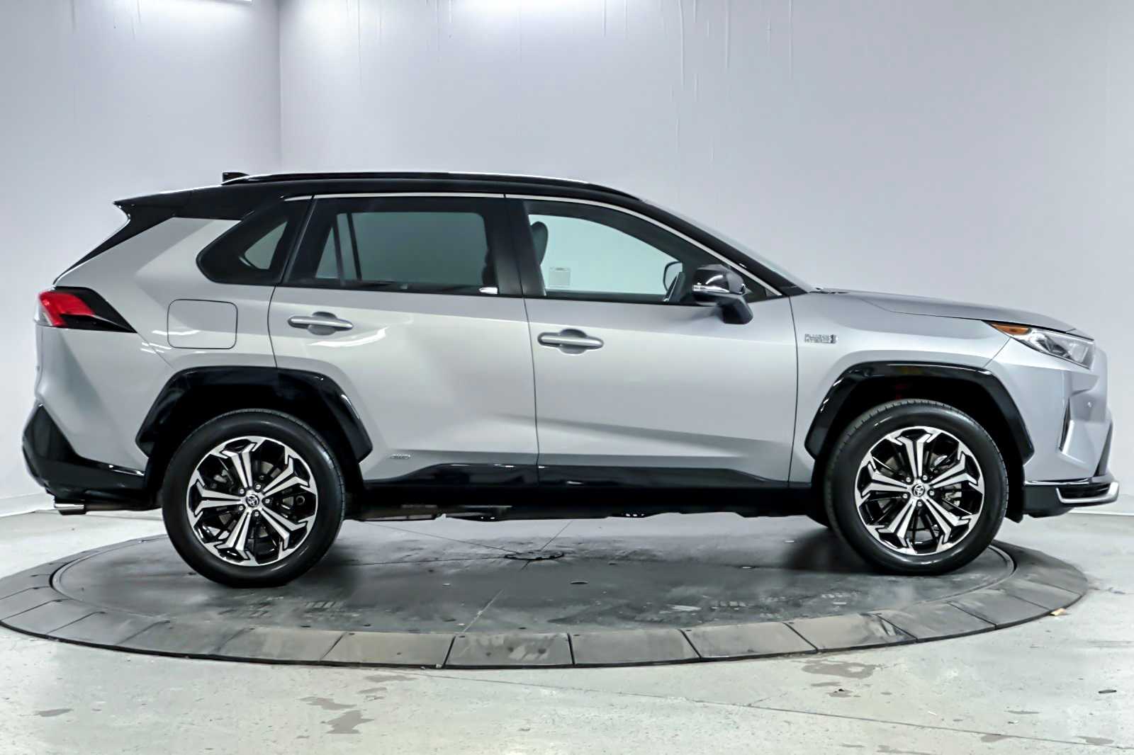 Thumbnail: 2021 Toyota RAV4 - 8