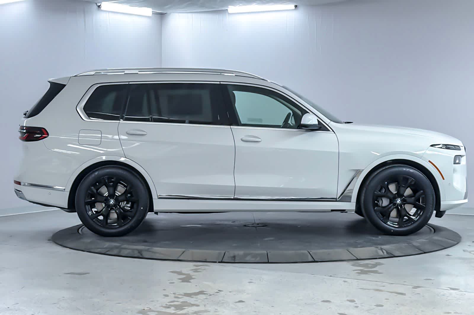 Thumbnail: 2027 BMW X7 - 8